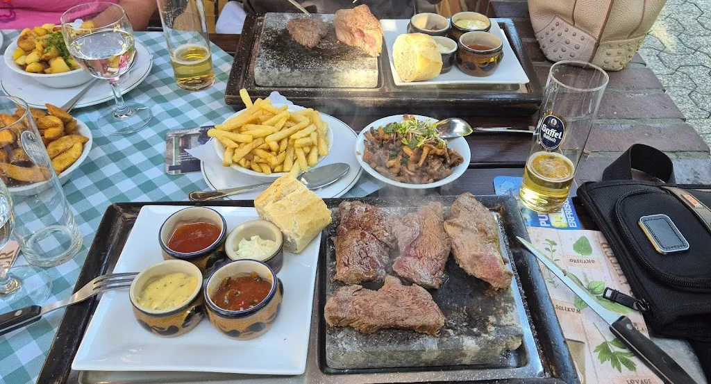 Maurice Issa_Naafs-Häuschen: Schänke & Stuben, Sommer-Biergarten_Lohmar_recensione