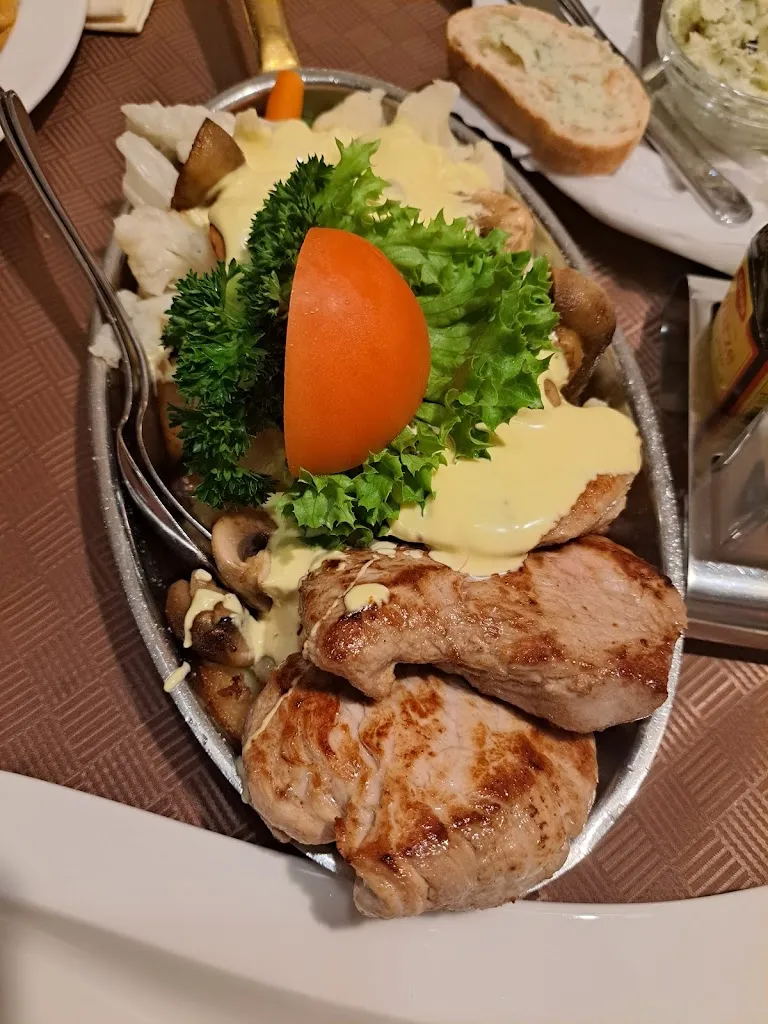 Rebecca Steidle_Hotel-Restaurant Dorfstuben, Inhaber Christoph Knicker_Löhne_review