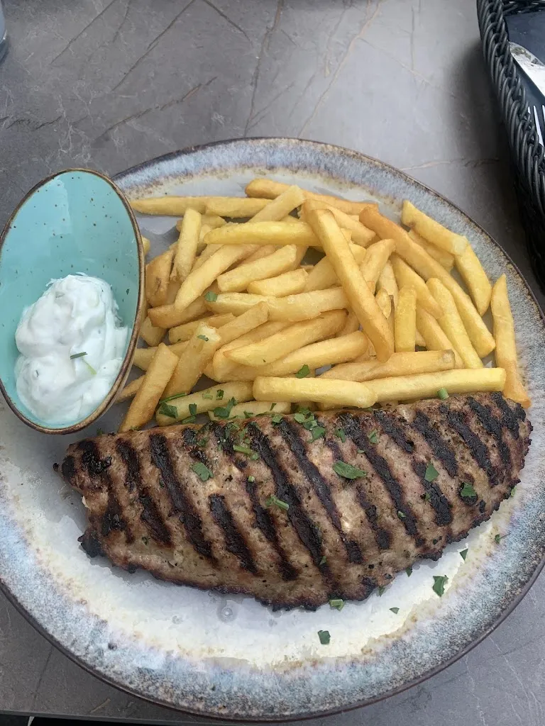 Riza Mendoza_Greece Palace_Nettetal_review