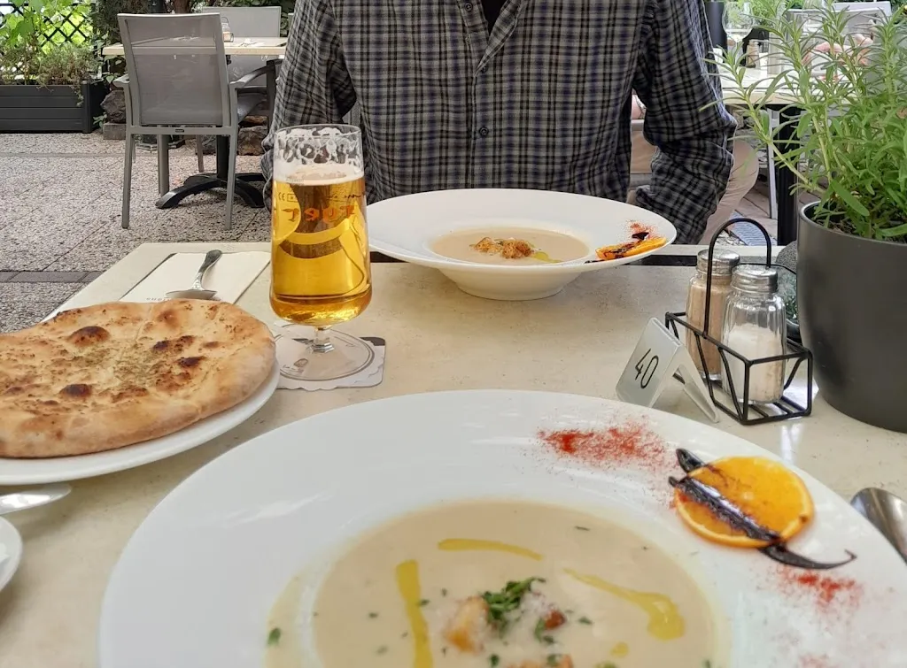 Buck van der hoeven_Piazza Siciliana da Sebastiano_Augustin_review