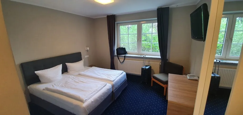 Lukas Vysocky_HOTEL EL Capitan mit Hallenbad_Schermbeck_review