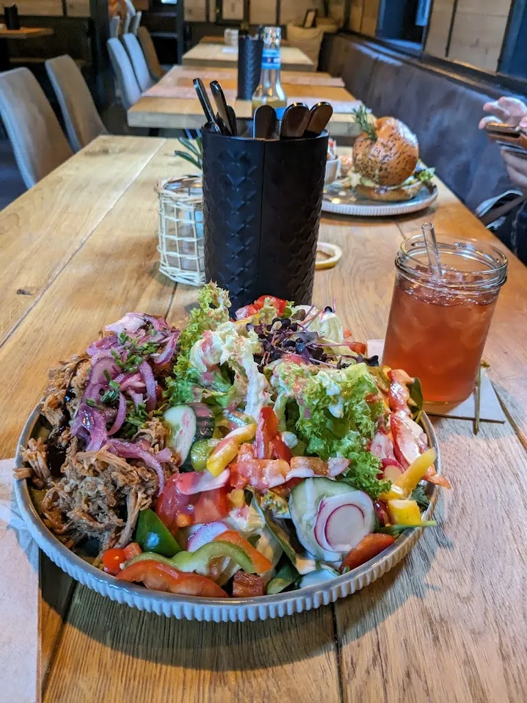 Arin Movsisyan_Hanskaschber - Cocktailbar, Burger Restaurant & Stadtstrand Bayreuth_Bayreuth_review