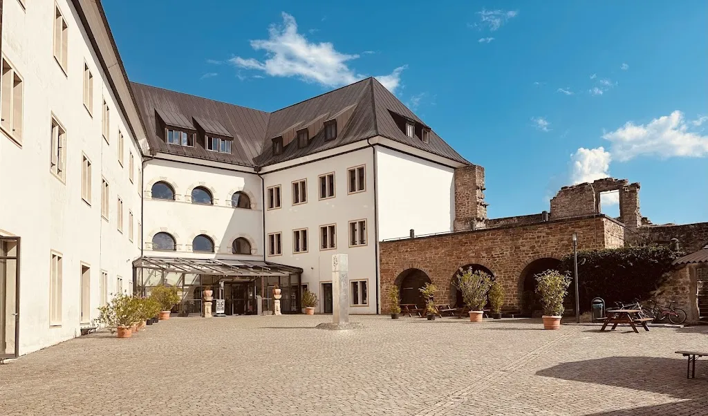 Burg-Jugendherberge Altleiningen restaurant in Altleiningen