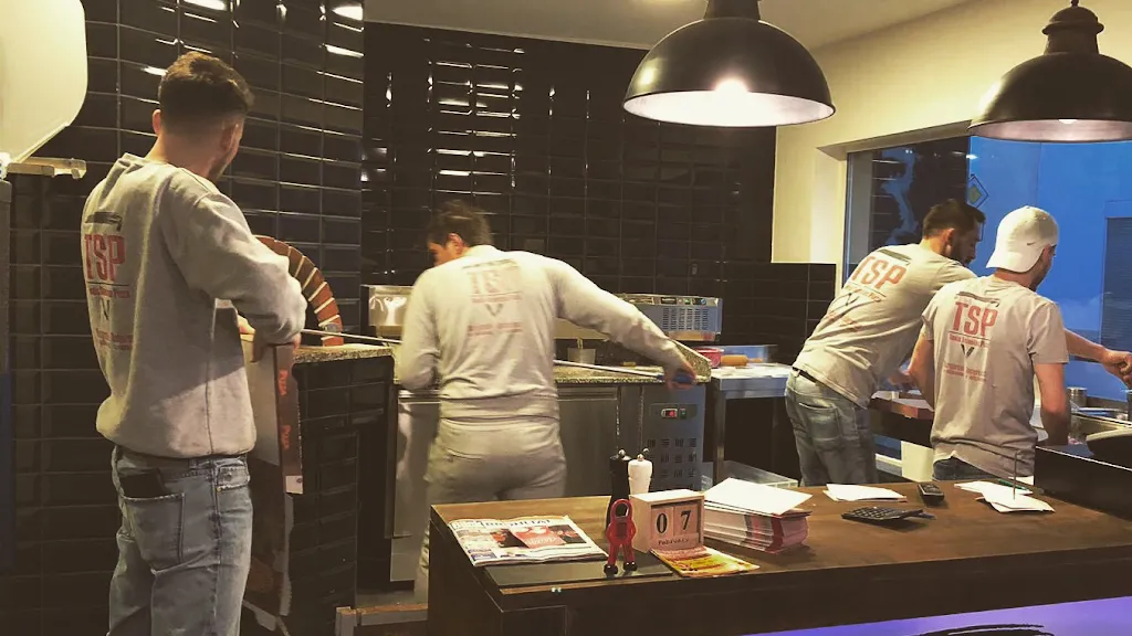 Tonis Steinofen Pizza_Burgbrohl_slider_image_1