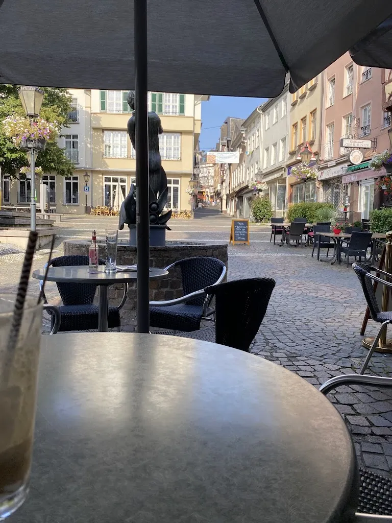 Roberto Revilla Junco_Restaurant Am Strünzerbrunnen_Rhein_review