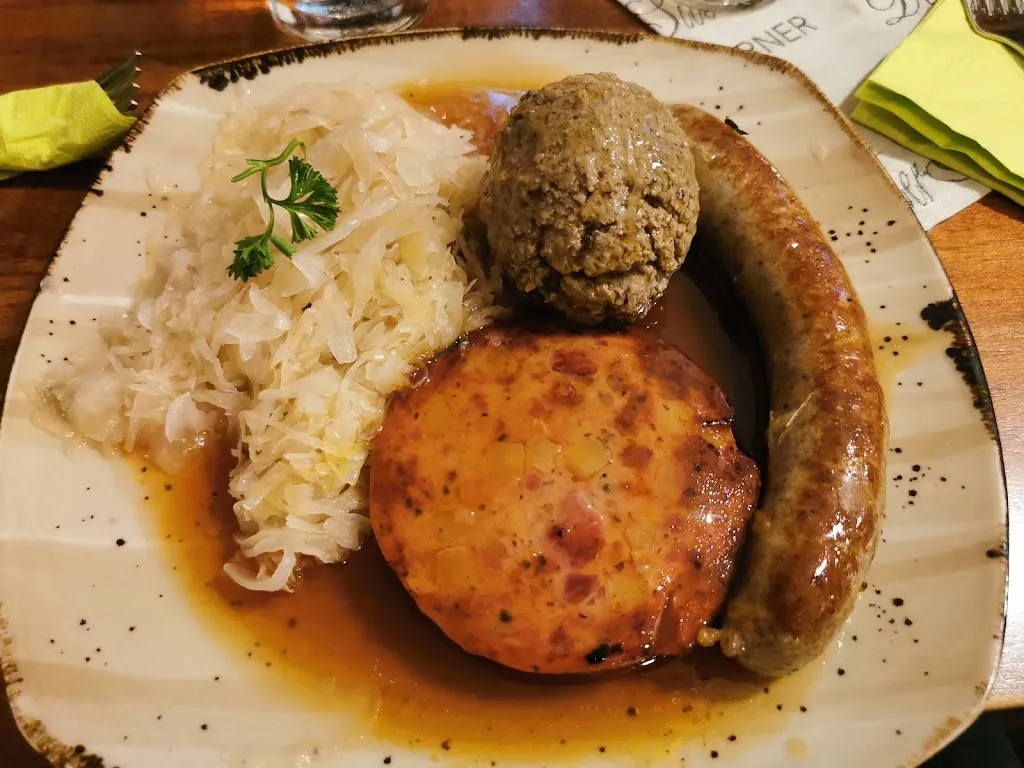 Weingut H.u.C. Wolf & Weinstube Wolf ristorante a Edesheim