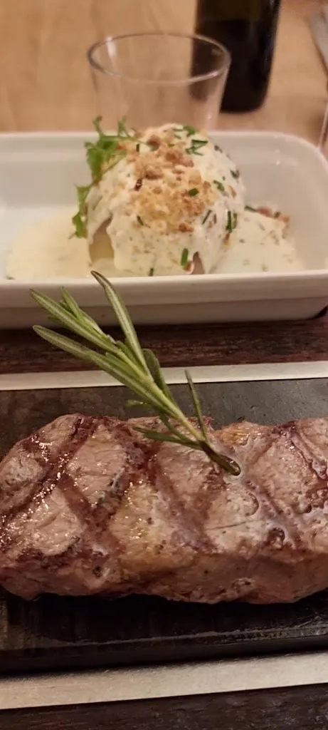 FREIBURGER FALLE Steaks & Cheese_Murten_slider_image_2