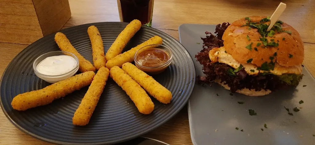 Bhushan Chaudhary_Gleis4_Hoppstädten-Weiersbach_reseña