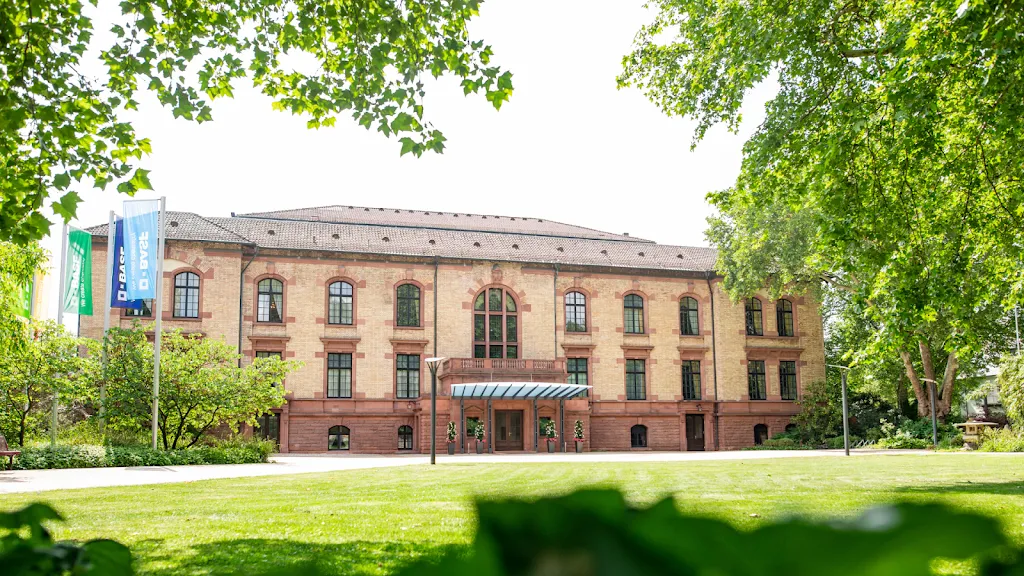 Gesellschaftshaus der BASF_Rhein_slider_image_1