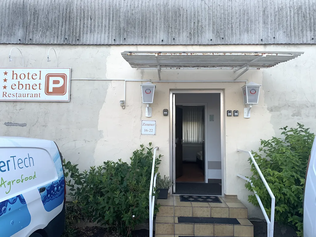 Denis Giffeler_Ebnet_Mutterstadt_review