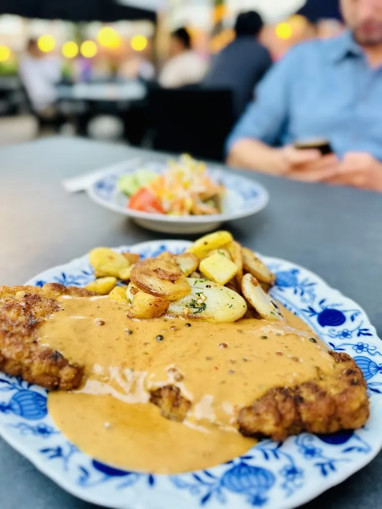 Hannah Albarece_Am Knipp_Aachen_review