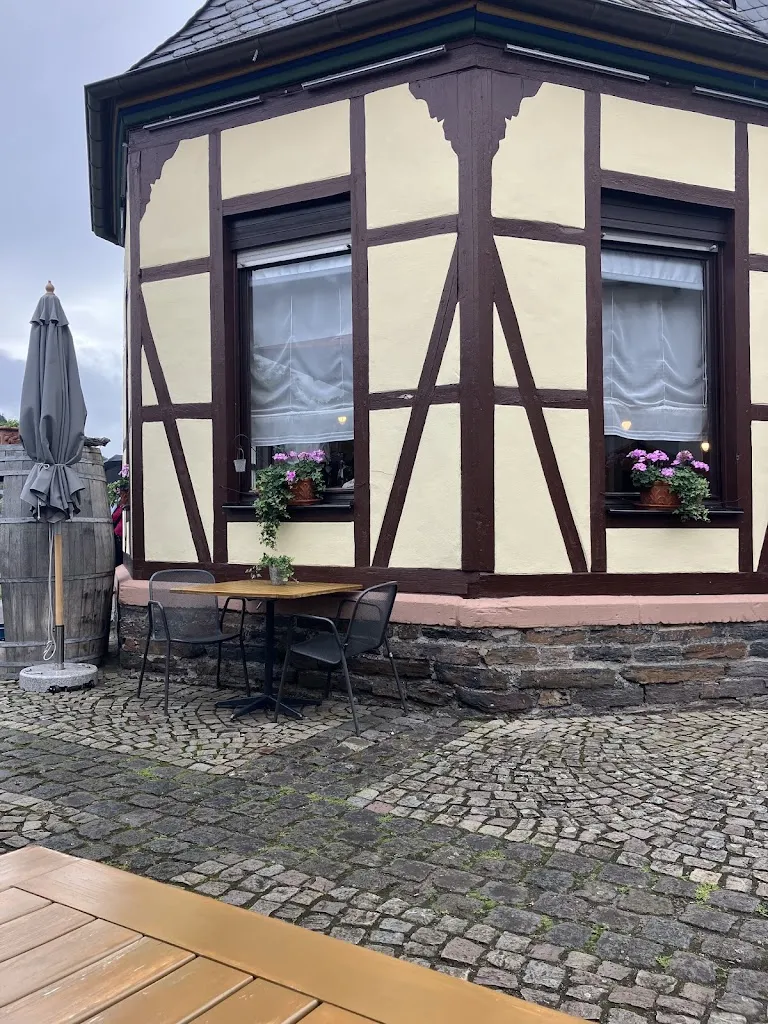 Girl on the Mosel_Zum alten Bahnhof_(Mosel)_review