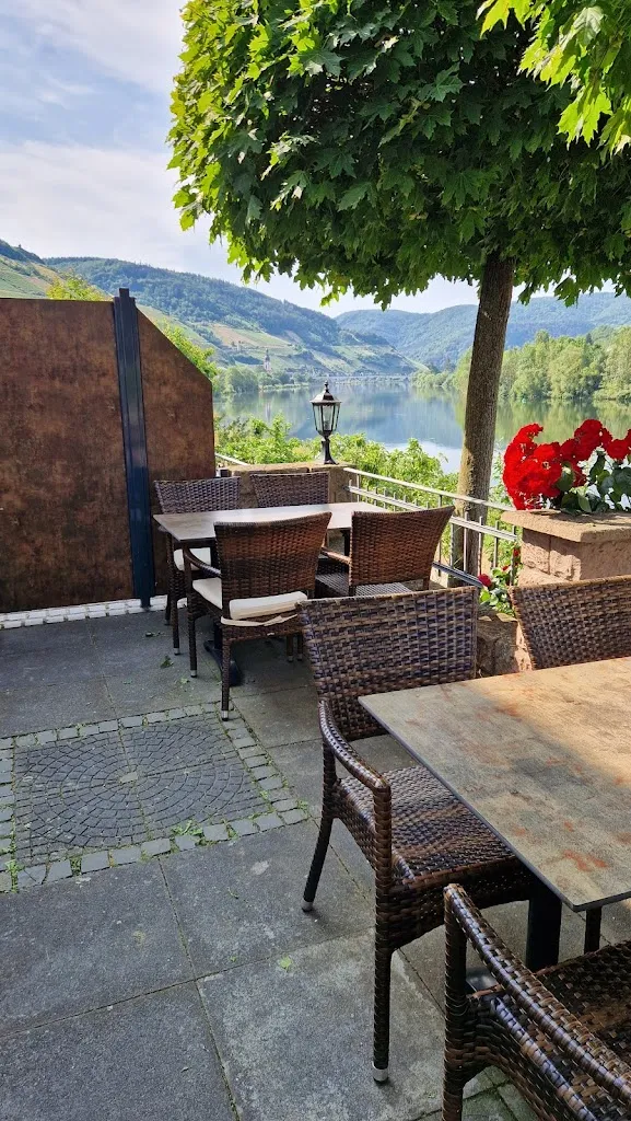 Nick Peeters_Cafe im Hamm_(Mosel)_review