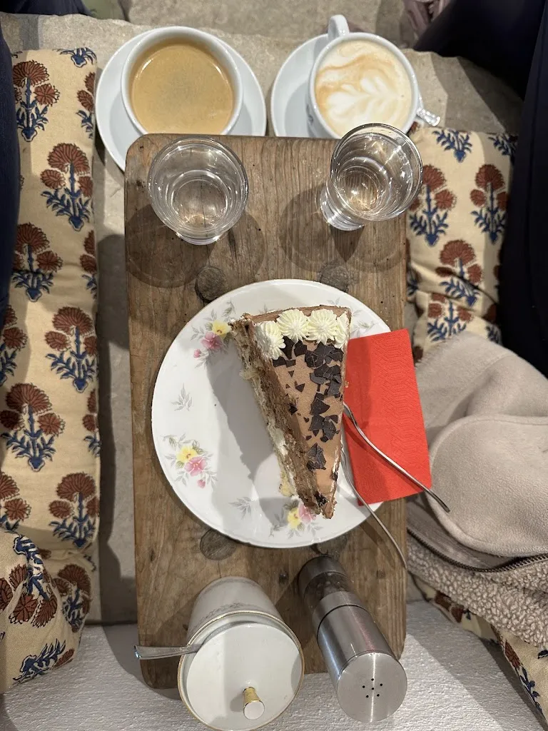 GÜLBAHAR EMİR IŞIK_Ellis Caféhaus_München_review