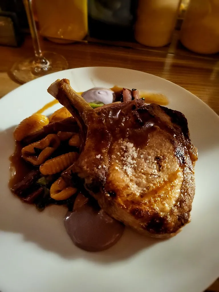 Cameron Jones_Heimat_Main_review