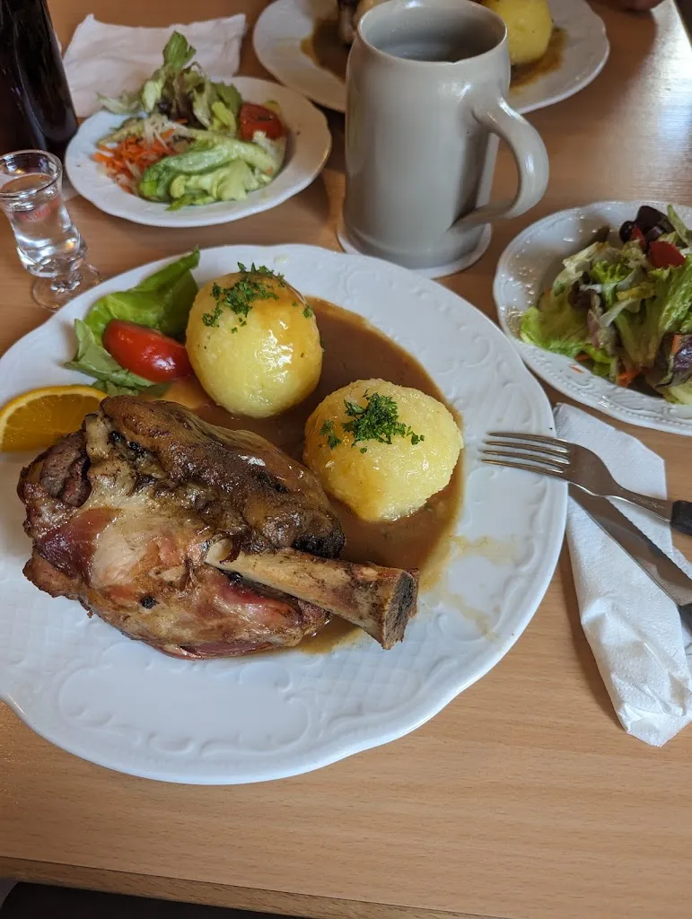 Gasthaus zum Falkenberg restaurant in Steigerwald