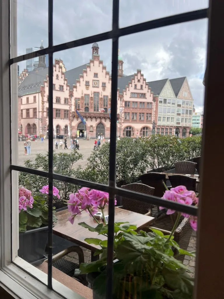 Helena Chow_Schwarzer Stern_Main_review