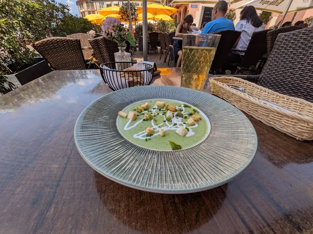 Bryan Quinata_Schwarzer Stern_Main_review