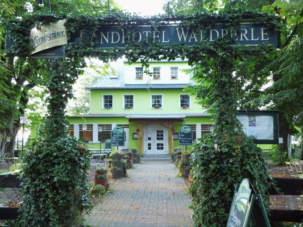 Landhotel "Waldperle" restaurant in Langenbernsdorf