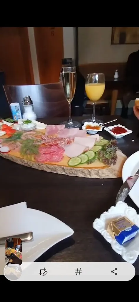 Elena Ioannidou_Das Kaffeehaus_Grassau_review