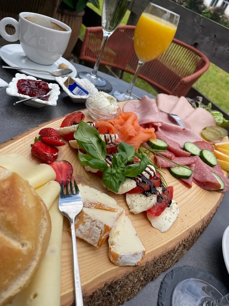 Juri Nezlow_Das Kaffeehaus_Grassau_review