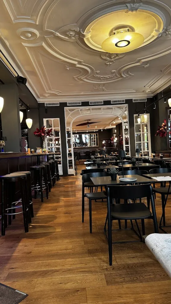 pourya zare_Das Neuhausen_München_review