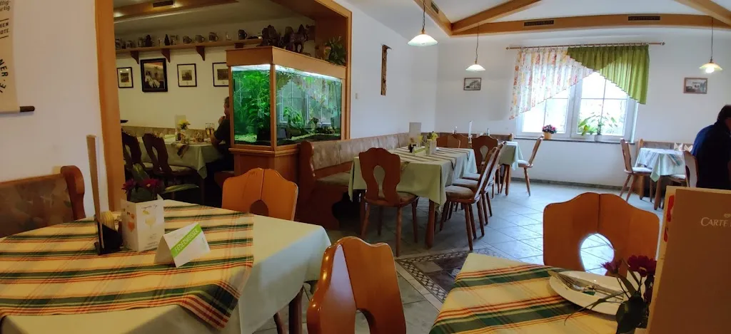 Gaststätte und Pension Zur Goldenen Höhe restaurant in Treuen