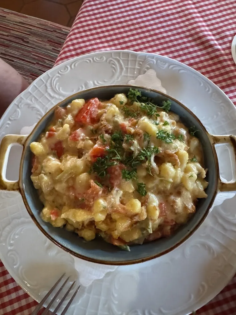 Mailyn Lanorias_Spatzenhäus'l - Renate Hofer_Grainau_review