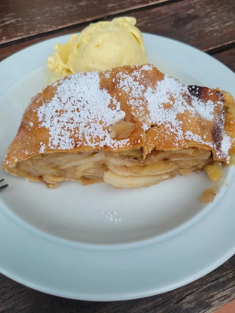 Jason and Melanie Walsh_Eibsee Alm_Grainau_review