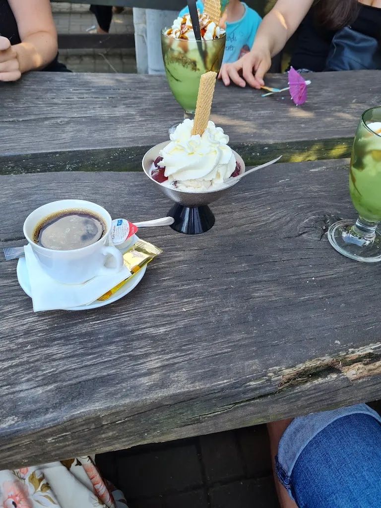 Frau Berger_Eiscafé Weber_Schkopau_review