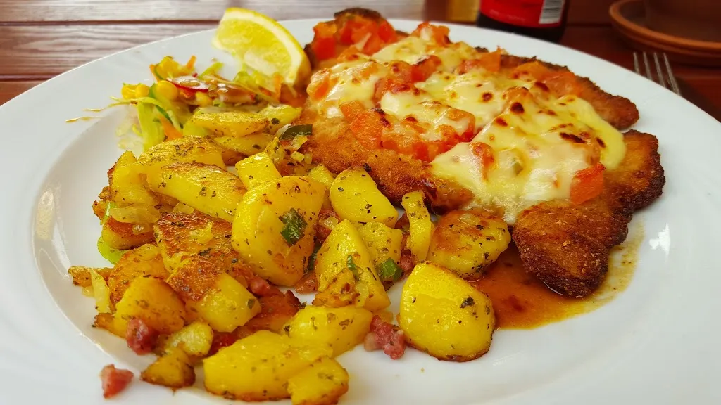 Schnitzelschmiede am Bäumchen - Christian Heiland_Weißenfels_slider_image_2