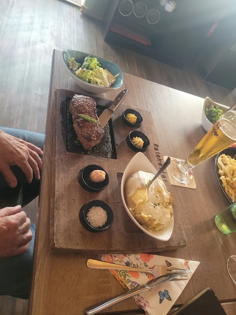 Julia Gomez Mejias Vaupel_Villa Oberhof - Ines Machatschek_Hergisdorf_review