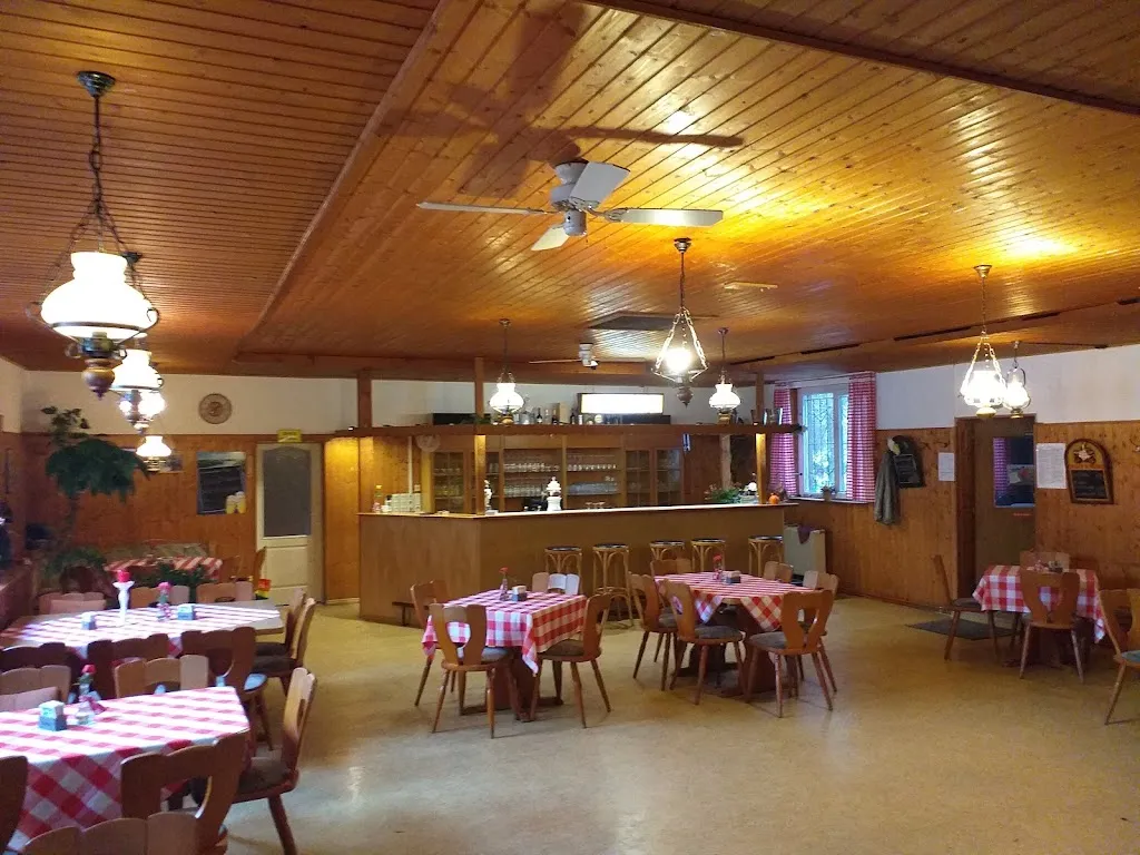 Gasthaus zur goldenen Mitte restaurant in Land