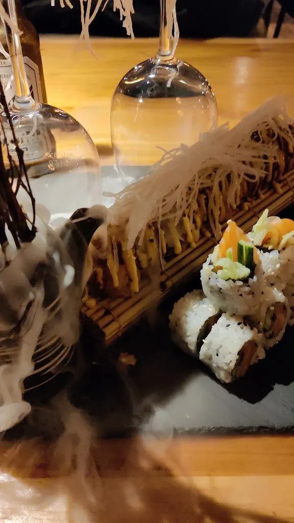 Le Kazoku - Asian Cuisine & Sushi Bar_Roth_slider_image_2