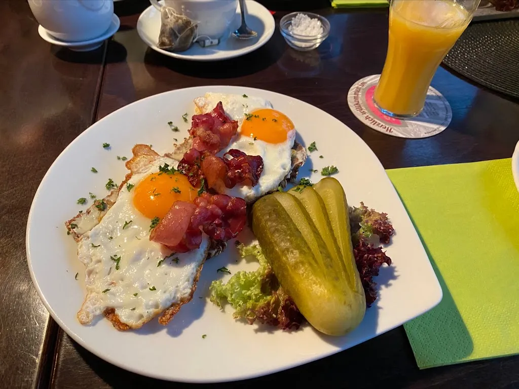 Hằng Lê Thị Thuý_Klatsch Palais_Neumünster_review