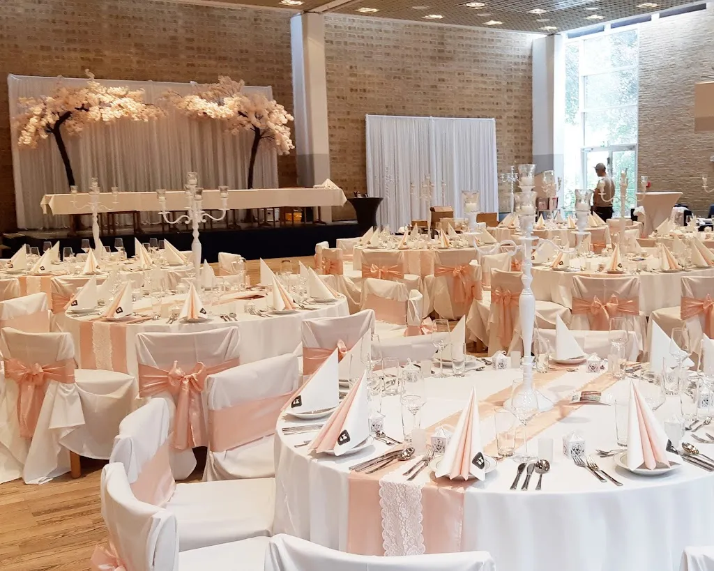 Johann & Amalia · Restauration in der Stadthalle_Neumünster_slider_image_1