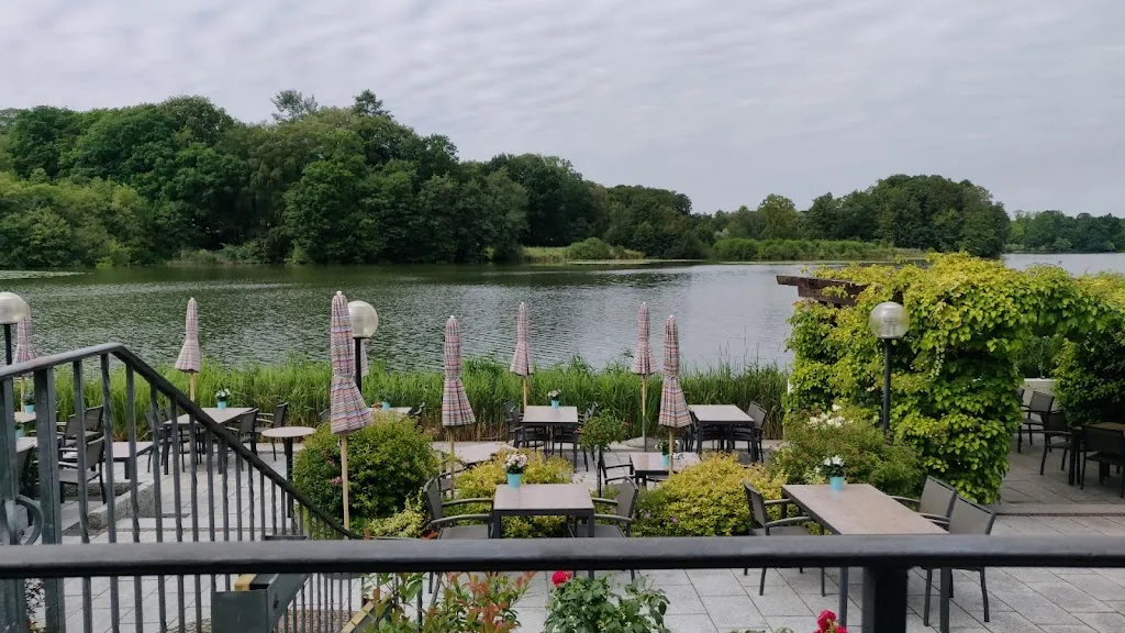 Alexander Zeiher_Fischerklause am Lütjensee und Bootshaus der Fischerklause_Lütjensee_review