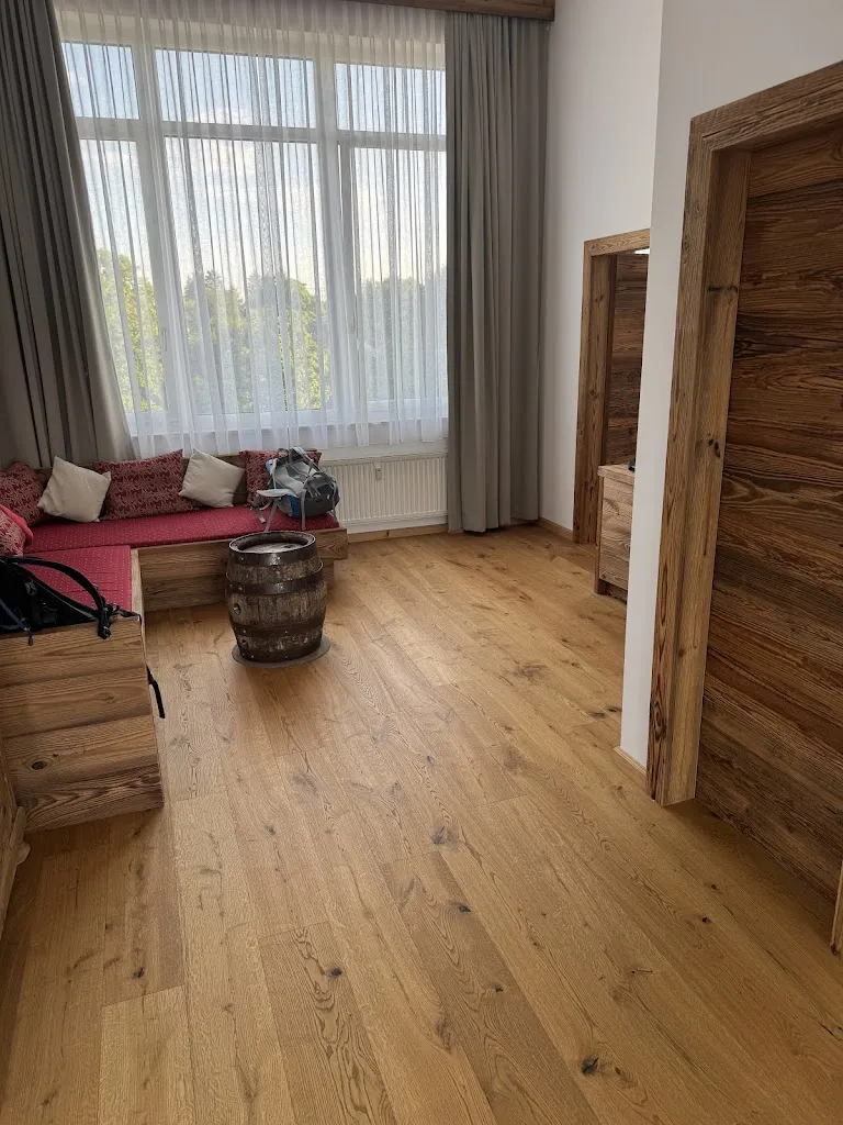 warren Thewaz_Hotel Almwirt_Haar_avis