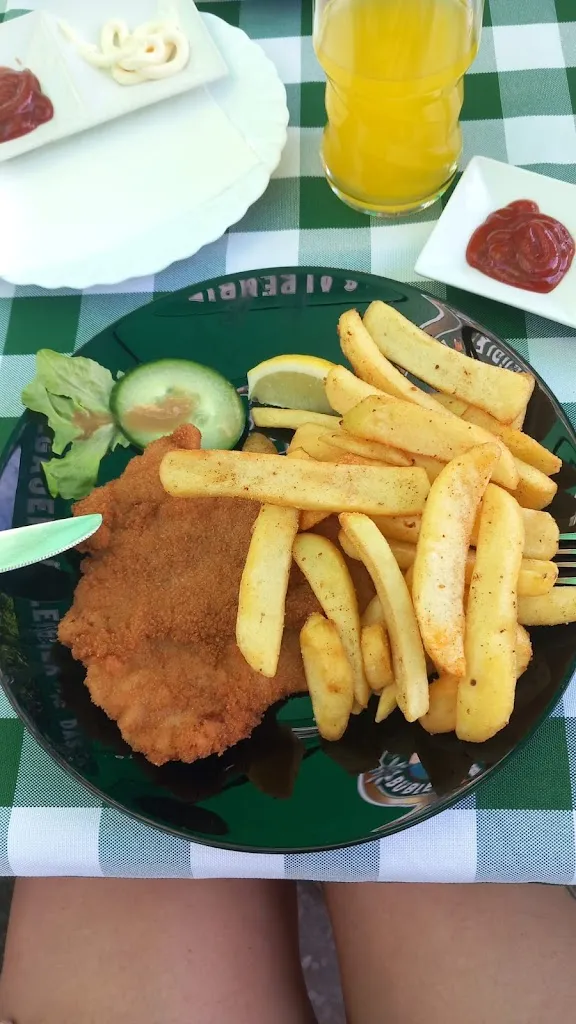 Manuel Schröder_Gaststätte Kaulsdorfer Busch_Berlin_review