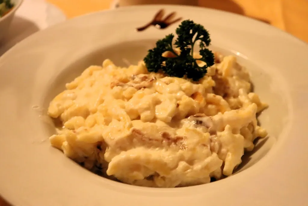 Brigitte Festge-Leißle_Marina Speiselokal_Hallstadt_reseña