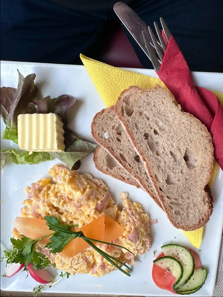 Roland O_Cafe Bistro offside ice cream shop_Hengersberg_review