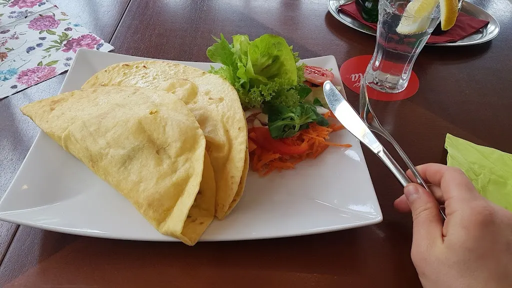 Jesse Luukkonen_Cafe Bistro offside ice cream shop_Hengersberg_review