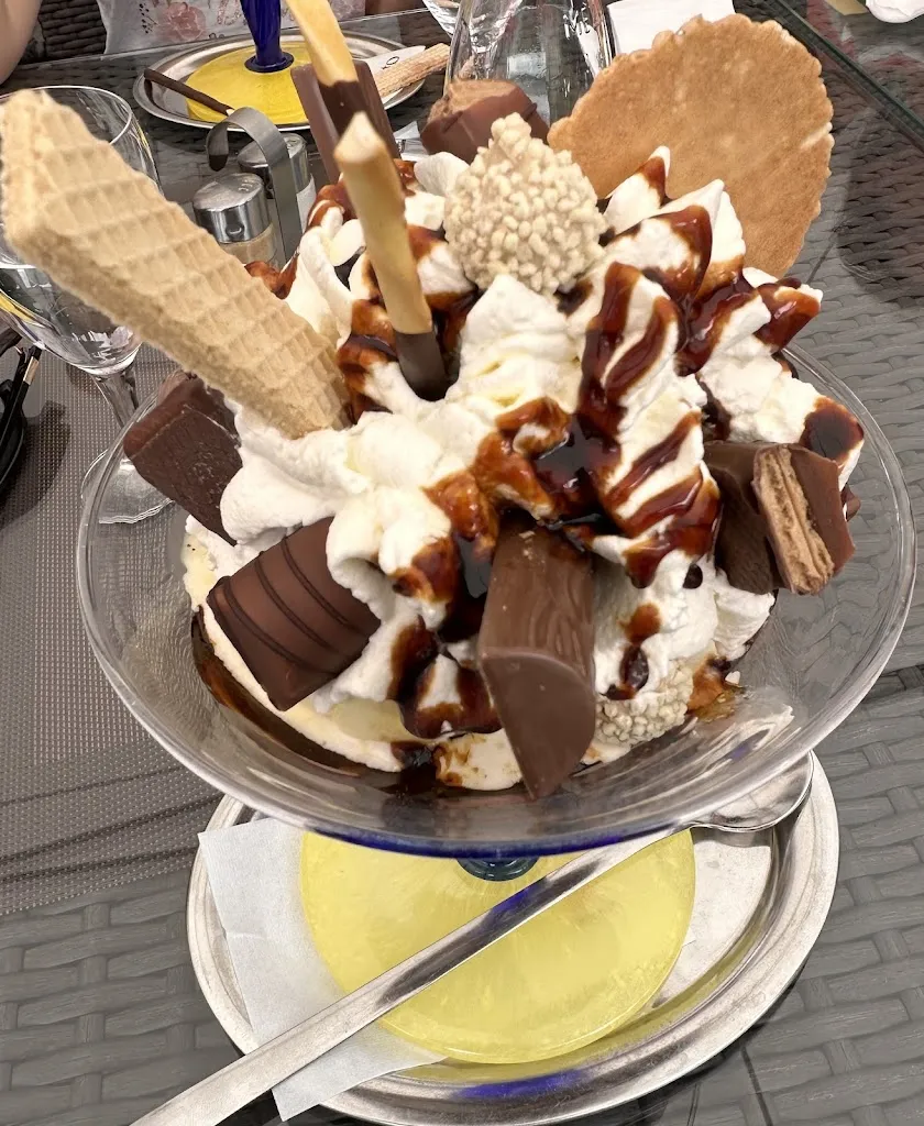 Cafe Bistro offside ice cream shop restaurant in Hengersberg