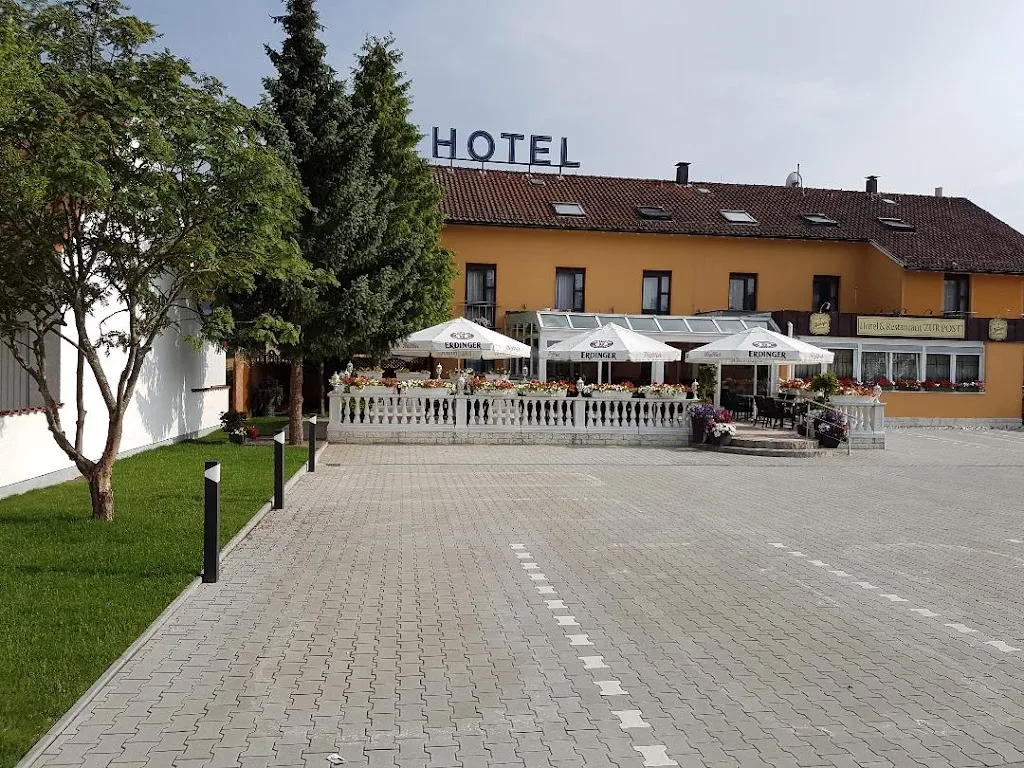 Hotel zur Post restaurant in Heßdorf