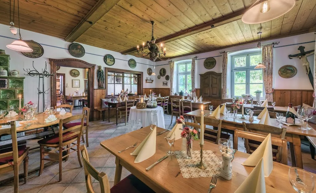 Schlossgaststätte Hohenberg restaurant in Seeshaupt