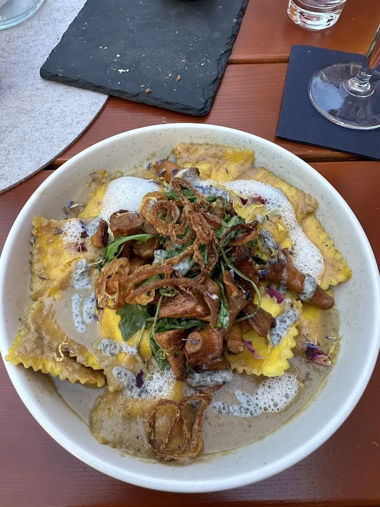 Charlotte (Charlotte_ecs)_Karolins Restaurant_Hof_avis