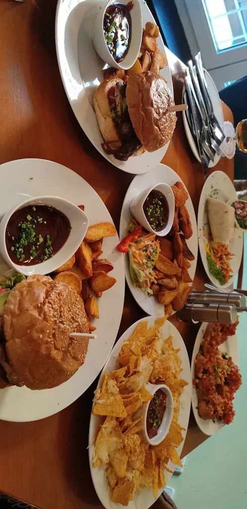 Sravanthi Pentakota_Rossini Bar Café Restaurant_Hof_review