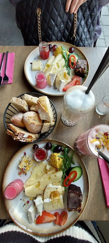 Paula Bartsch_Sabs Cafe_Horgau_review