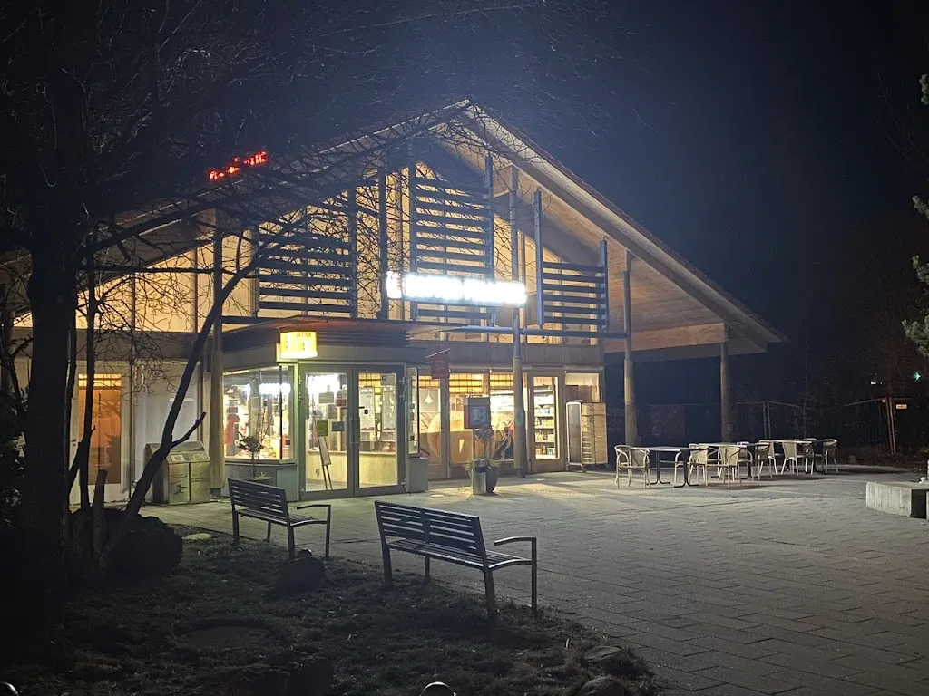 Peter Volleman_Tank & Rast Raststätte Holzkirchen Nord_Valley_avis