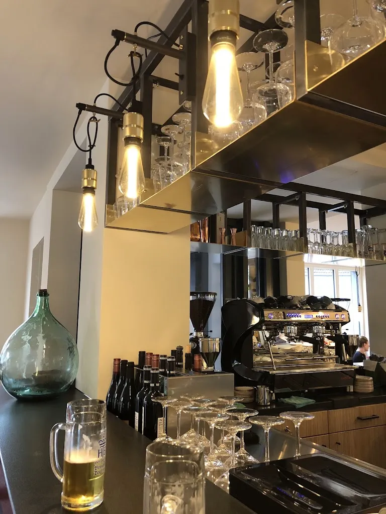 Adam Sutch_Emmas Weinbar_Main_review